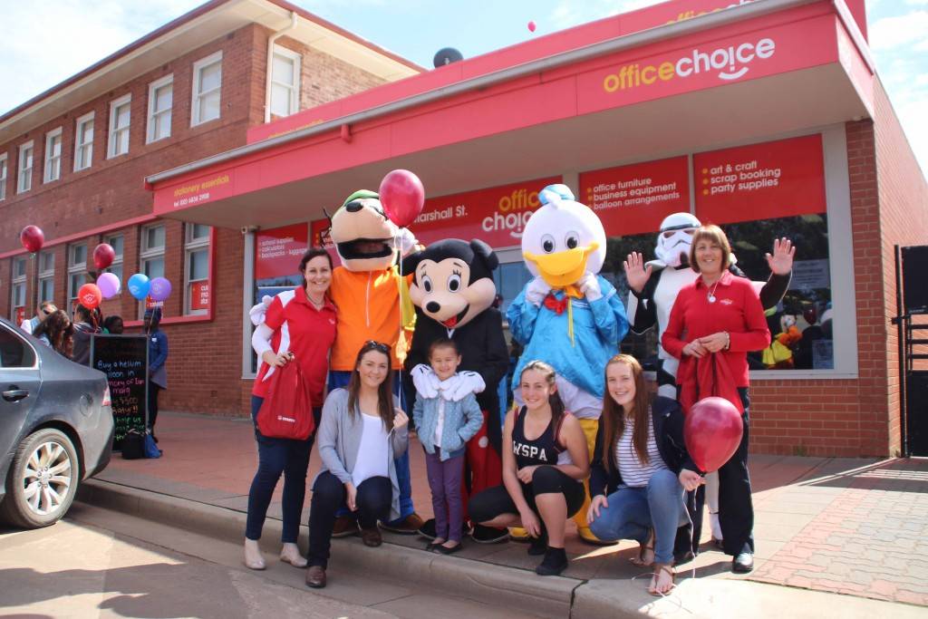 Local business Stationery Essentials celebrated 10 years of trading on Saturday.  Proprietor Wendy Robinson said it was a great day with lots of shoppers calling in all morning to join in the celebrations. With Disney characters entertaining the children, Cobar Rotary Club cooking a barbecue and members of the Batyr school chapter on hand to help blow up hundreds of balloons, the event had a very festive feel and was declared to be a great success. 