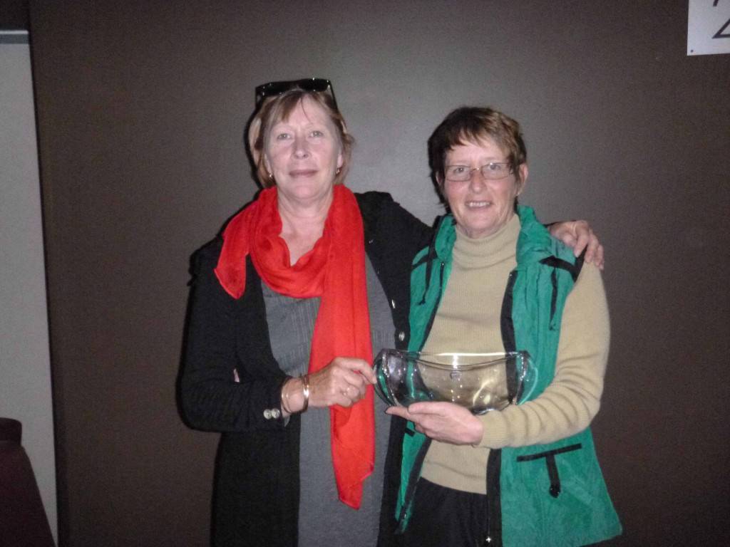 Jane McManus presented the Marie McManus Memorial women’s golf trophy to Robynne Morton on Sunday. ▪ Photo contributed 
