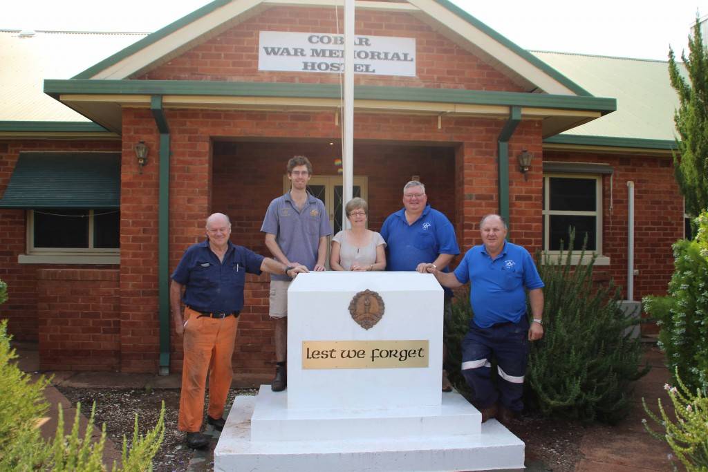 Cobar Masonic Lodge members Gordon Hill, Charlie Thompson, Tony Punzet and David Snelson helped to restore the Cobar War Memorial Hostel sign and the ‘Lest We Forget’ memorial sign last Thursday at the hostel. RSL Sub Branch treasurer Colleen Boucher was very pleased to see the new signs, which honour the memory of Cobar’s soldiers. 