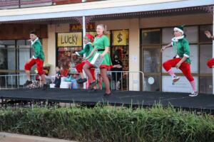 Christmas Street Parade eleves dancing